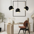 Moderne s.luce Ball Hängeleuchte 3-flammig in minimalistischer Umgebung mit Tisch und Stuhl.