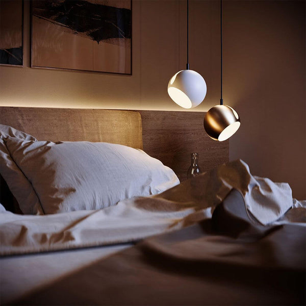 s.luce Ball Metall Pendelleuchte mit drehbarem tauschbaren Schirm über dem Bett in modernem Schlafzimmer