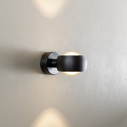 s.luce Beam LED-kinkiet nowoczesny Up & Down zamontowany na ścianie, o eleganckim designie i ciepłym świetle.
