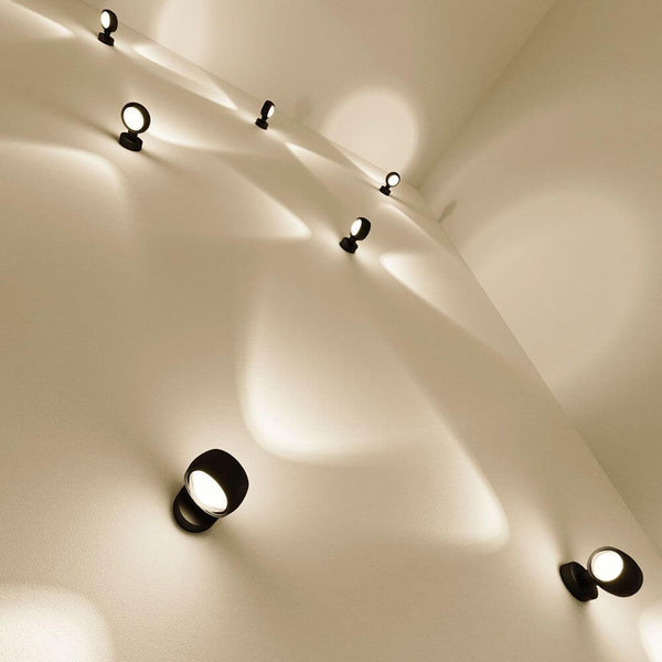 s.luce Beam Wandleuchte Up&Down mit Linsen an Wand, erzeugt faszinierende Lichtwirkung in modernem Design.