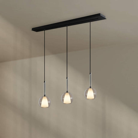 s.luce Belluna 3-flammige Pendelleuchte mit mundgeblasenem Glas über Esstisch, modern und stilvoll.