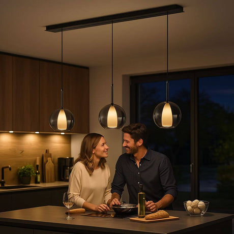 s.luce Belluna 3-flammige Pendelleuchte über Esstisch in modernem Küchenambiente bei Nacht.