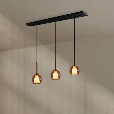s.luce Belluna 3-flammige Esstisch-Pendelleuchte mit mundgeblasenem Glas in Cognac über Esstisch.
