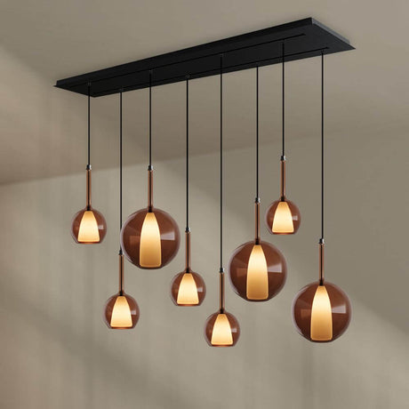 s.luce Belluna Esstisch-Pendelleuchte 8-flammig 160cm 2-reihig mit eleganten Pendeln aus mundgeblasenem Glas in Braun.