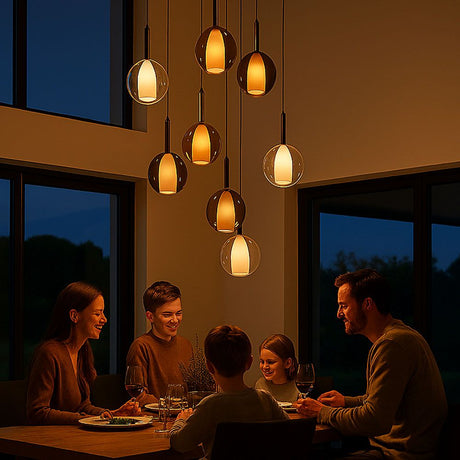 s.luce Belluna Galerieleuchte 8-flammig Ø 80cm Baldachin über einer Dinner-Tafel mit Familie bei abendlicher Beleuchtung.