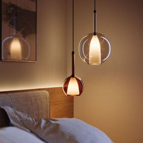 s.luce Belluna Glas-Hängelampe mit Textilkabel im Schlafzimmer über dem Bett, elegante Beleuchtung in klar und Cognac.