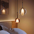 Moderne s.luce Pendelleuchten über dem Bett in warmem Licht, ideal für stilvolles Schlafzimmerdesign.
