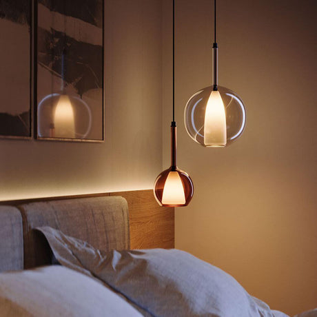 s.luce Belluna Pendelleuchten in elegantem Wohnambiente über Bett, klare und Cognac Glasvarianten, stimmungsvolle Beleuchtung.