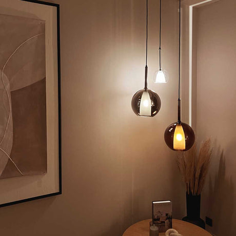 s.luce Belluna Glas-Pendelleuchte 150cm Textilkabel in eleganter Raumgestaltung mit wanddekorativem Licht.