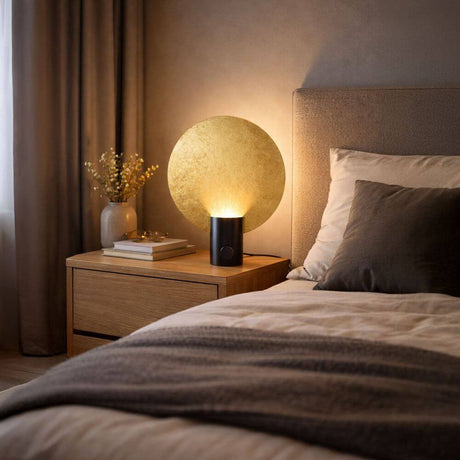 s.luce Cloud Tischleuchte mit Drehschalter auf Nachtisch in einem stilvollen Schlafzimmer.