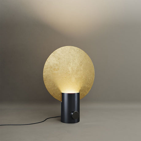 s.luce Cloud Tischleuchte mit Drehschalter, elegantes Design, schwarzer Sockel und goldene Lampe.