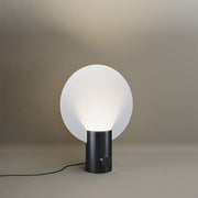 s.luce Cloud bordlampe med dreiebryter i moderne design og svart sokkel.
