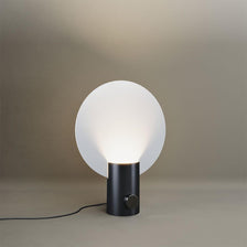 s.luce Cloud Tischleuchte mit Drehschalter in modernem Design und schwarzem Sockel.