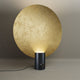 s.luce Cloud Tischleuchte mit goldener Leuchtfläche und schwarzem Sockel, ideal für elegantes Wohnraumdesign.