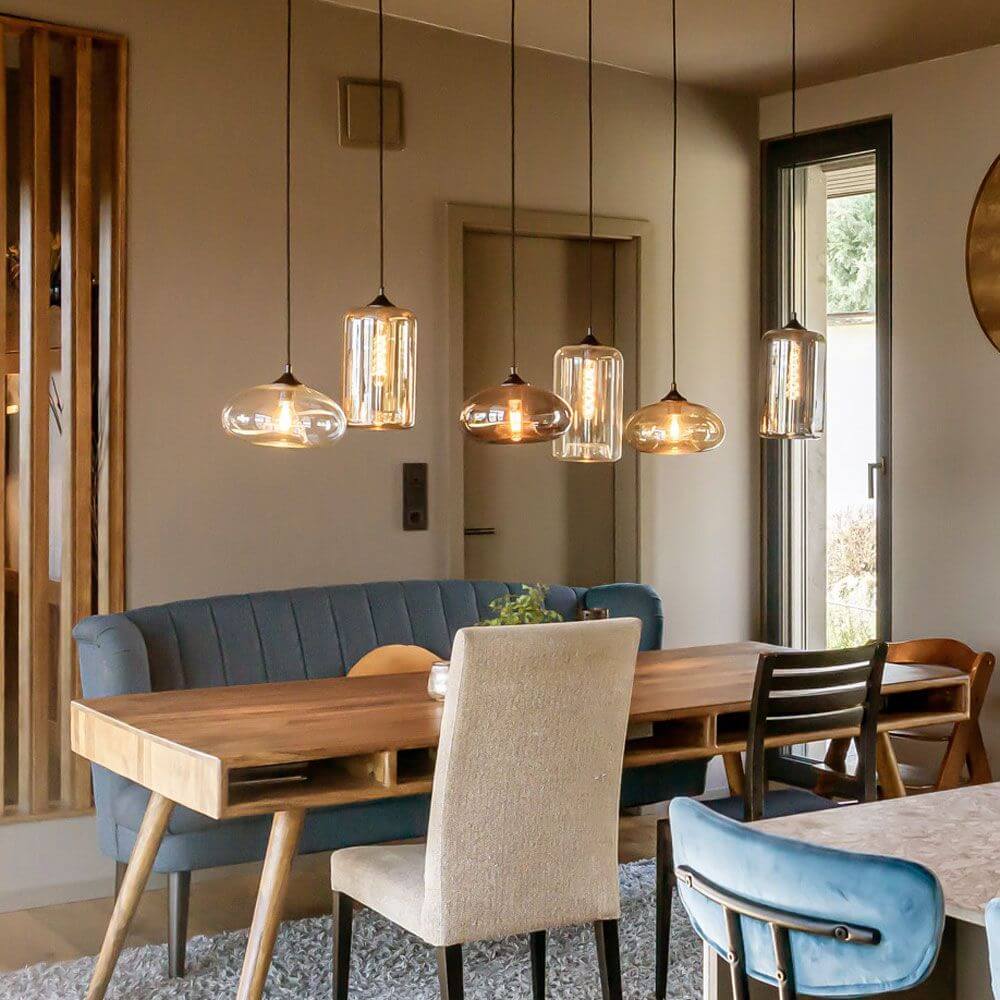 s.luce Cruet Esstischlampe 1-Phasen-Schiene 200cm Mitteleinspeiser über einem modernen Esstisch in stilvoll eingerichteter Wohnung.