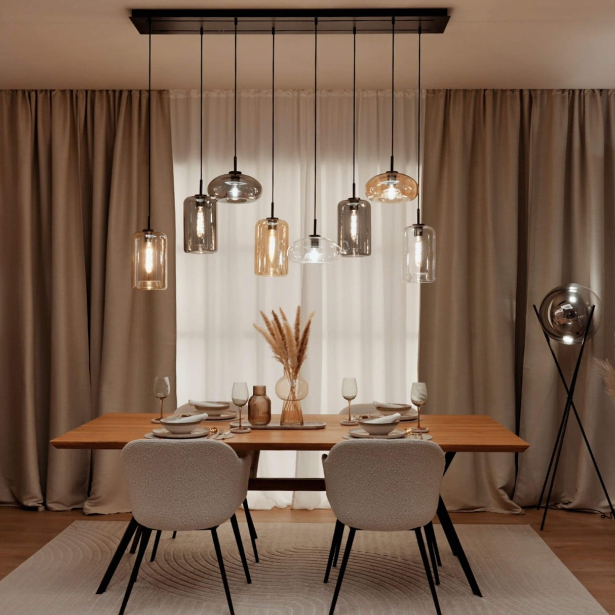 s.luce Cruet Esszimmerlampe 2 bis 5-flammig Balken 160cm über einem eleganten Esstisch.