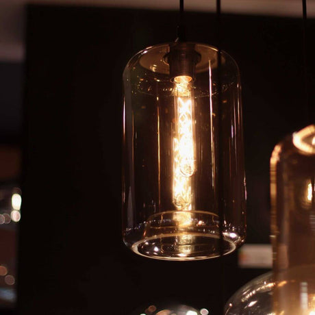 s.luce Cruet Galerie-Pendelleuchte Glas extra lang 5m in eleganter Design-Umgebung beleuchtet.