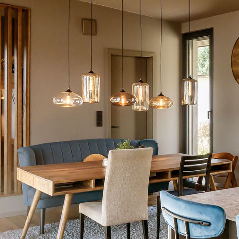 s.luce Cruet Up Esstisch-Pendelleuchte 2 bis 5-flammig 120cm über modernem Esstisch in stilvollem Esszimmer.