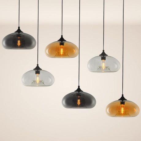 s.luce Cruet flerflammet pendellampe i ulike farger og former, moderne design over en nøytral bakgrunn.
