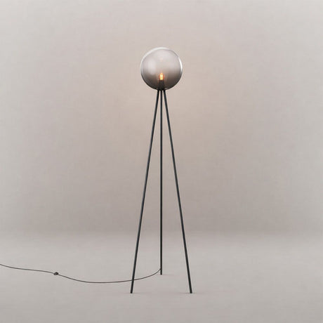 s.luce Dreibein-Stehleuchte Orb Tripod 160cm mit Glaskugel auf einem neutralen Hintergrund