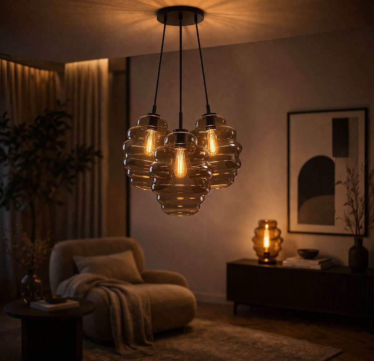 s.luce Echos Cluster Glas-Pendelleuchte 3-flammig 3x25cm in modernem Raum mit warmem Licht.