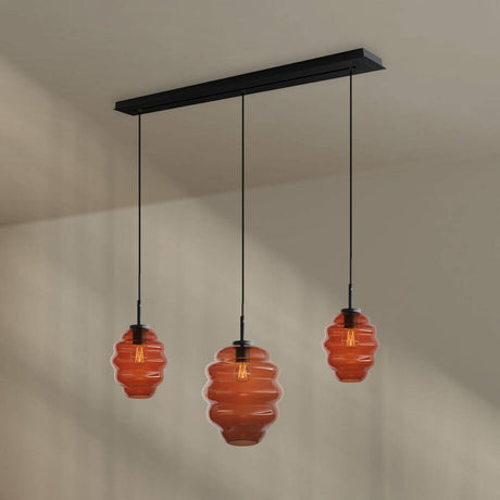 s.luce Echos Esstischlampe 3-flammig 120cm Ø 18/25cm mit rot-gläsernen Lampenschirmen.