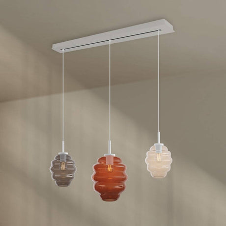 s.luce Echos Esstischlampe 3-flammig 120cm Ø 18/25cm mit drei bunten Glaskörpern an weißem Baldachin.