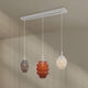 s.luce Echos Esstischlampe 3-flammig 120cm Ø 18/25cm mit drei bunten Glaskörpern an weißem Baldachin.