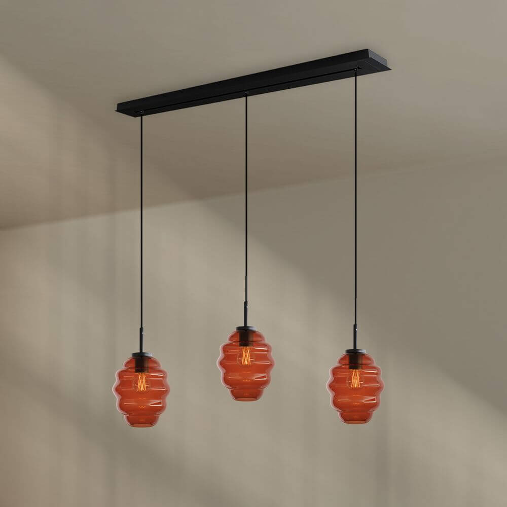s.luce Echos Esstisch-Hängelampe 3-flammig 120cm Ø 18cm mit drei mundgeblasenen Glaskörpern in Orange.