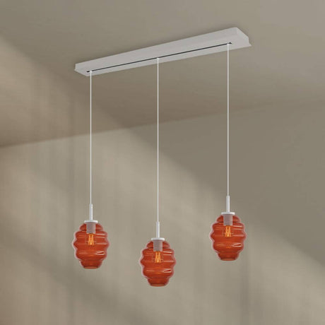 s.luce Echos Esstisch-Hängelampe 3-flammig 120cm Ø 18cm mit drei gläsernen Lampenschirmen in Cognac-Farbe.