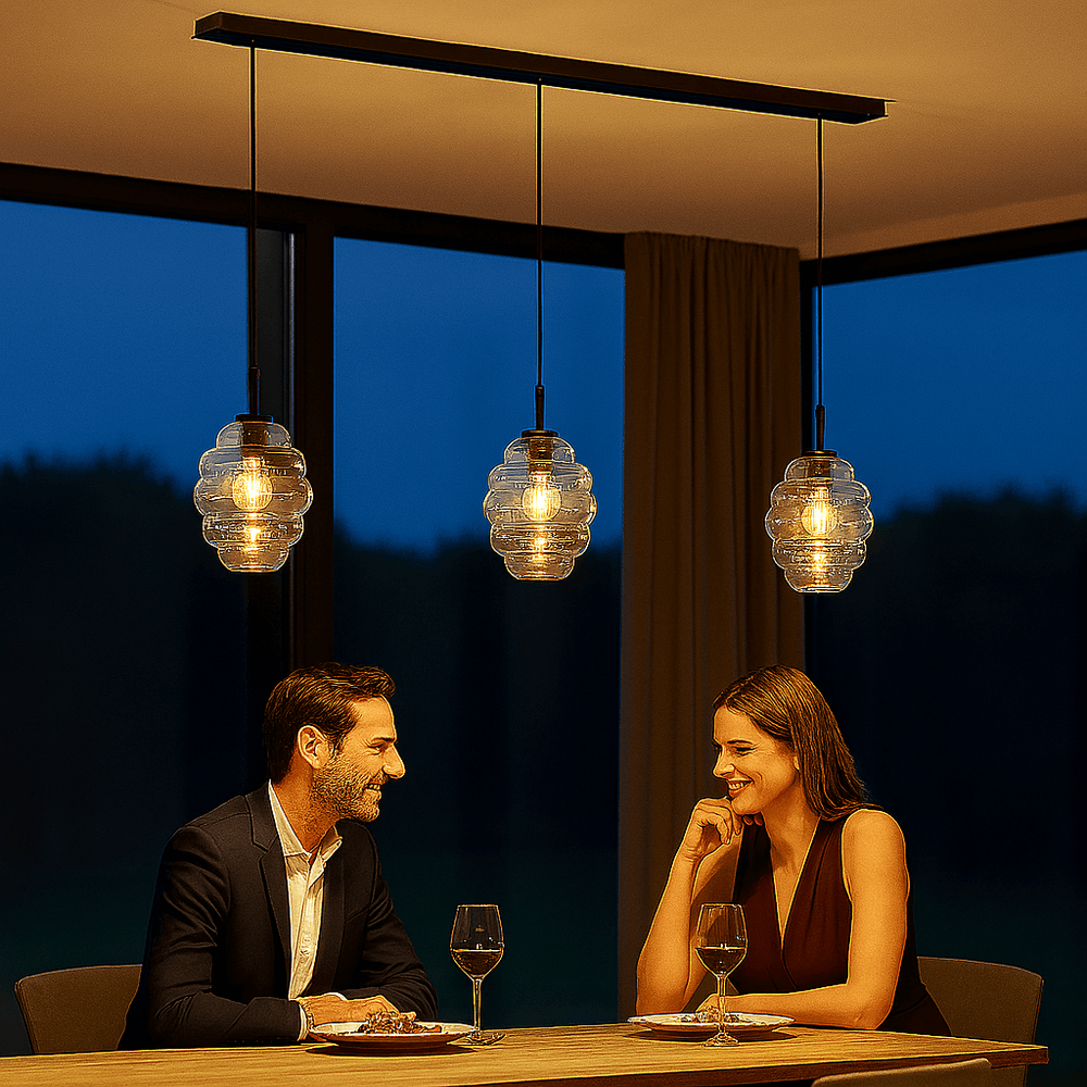 s.luce Echos Esstisch-Hängelampe 3-flammig 120cm Ø 18cm über einem Esstisch mit zwei Personen bei Abendbeleuchtung