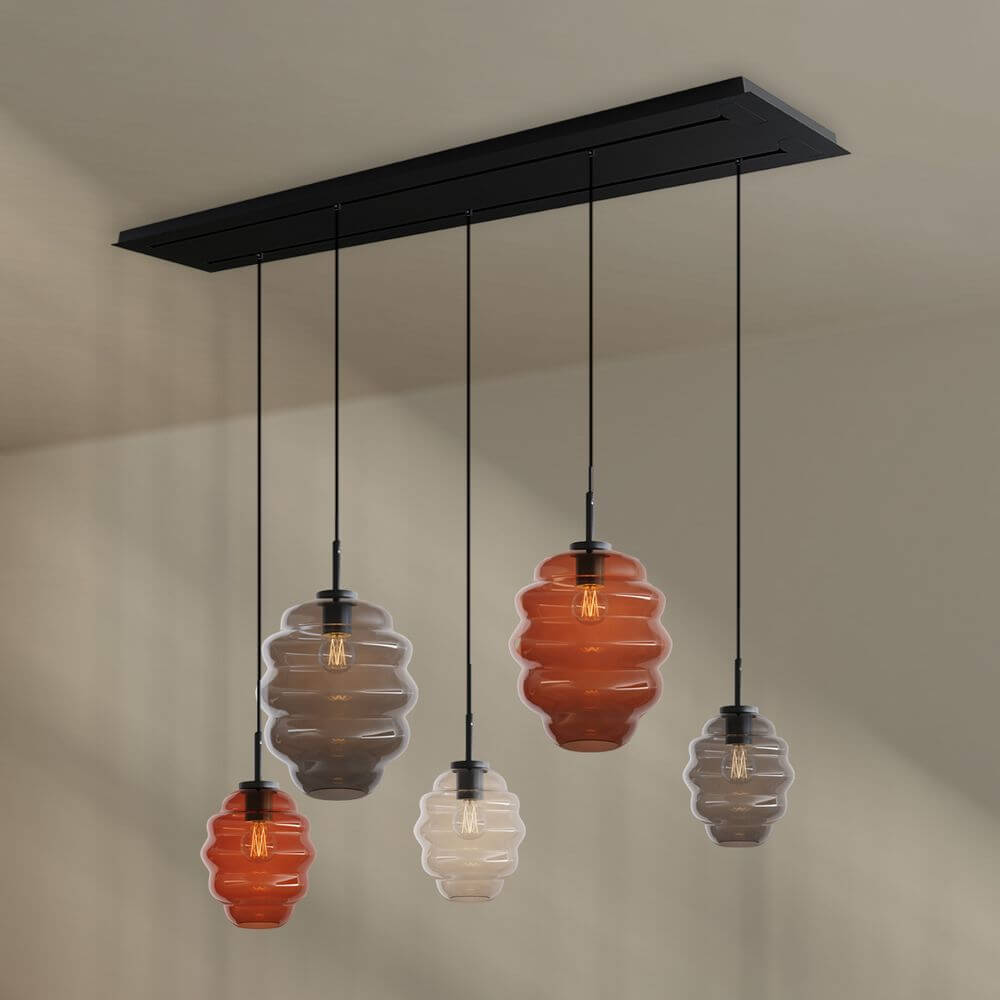 s.luce Echos Esstischlampe 5-flammig 2-reihig 160cm Ø 18/25cm mit farbigen, mundgeblasenen Glaskörpern.
