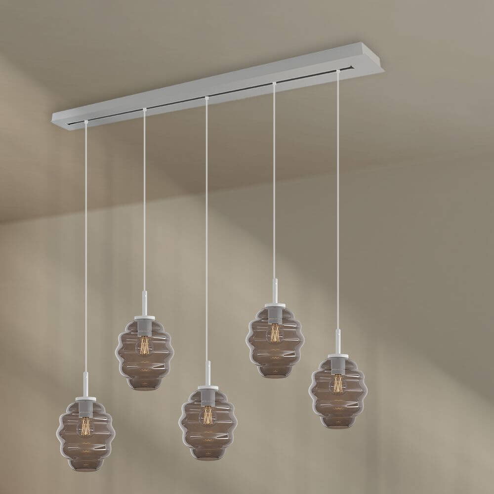 s.luce Echos Esstischleuchte 5-flammig mit mundgeblasenen Glaskörpern und 160 cm Baldachin.