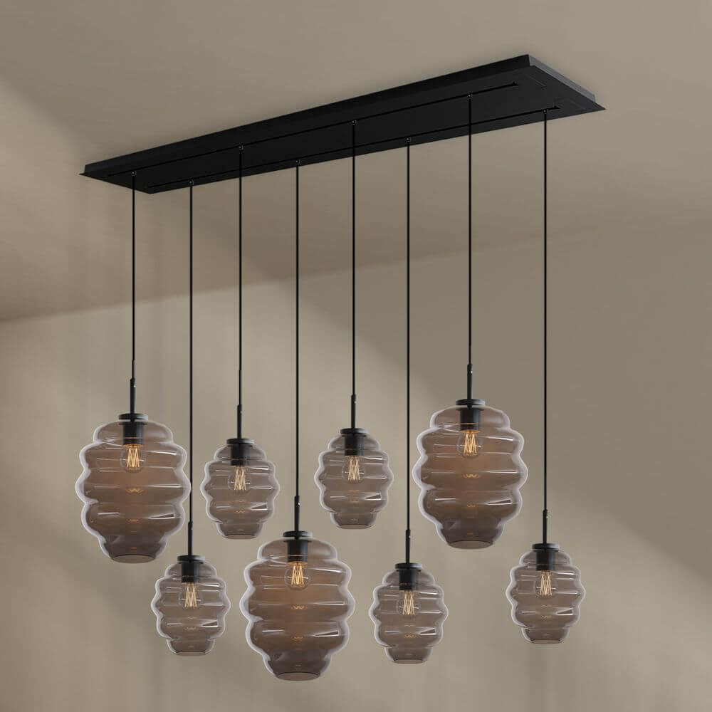 s.luce Echos Pendelleuchte mit 8 mundgeblasenen Glaskörpern in Braun, stilvolle Esstischbeleuchtung.