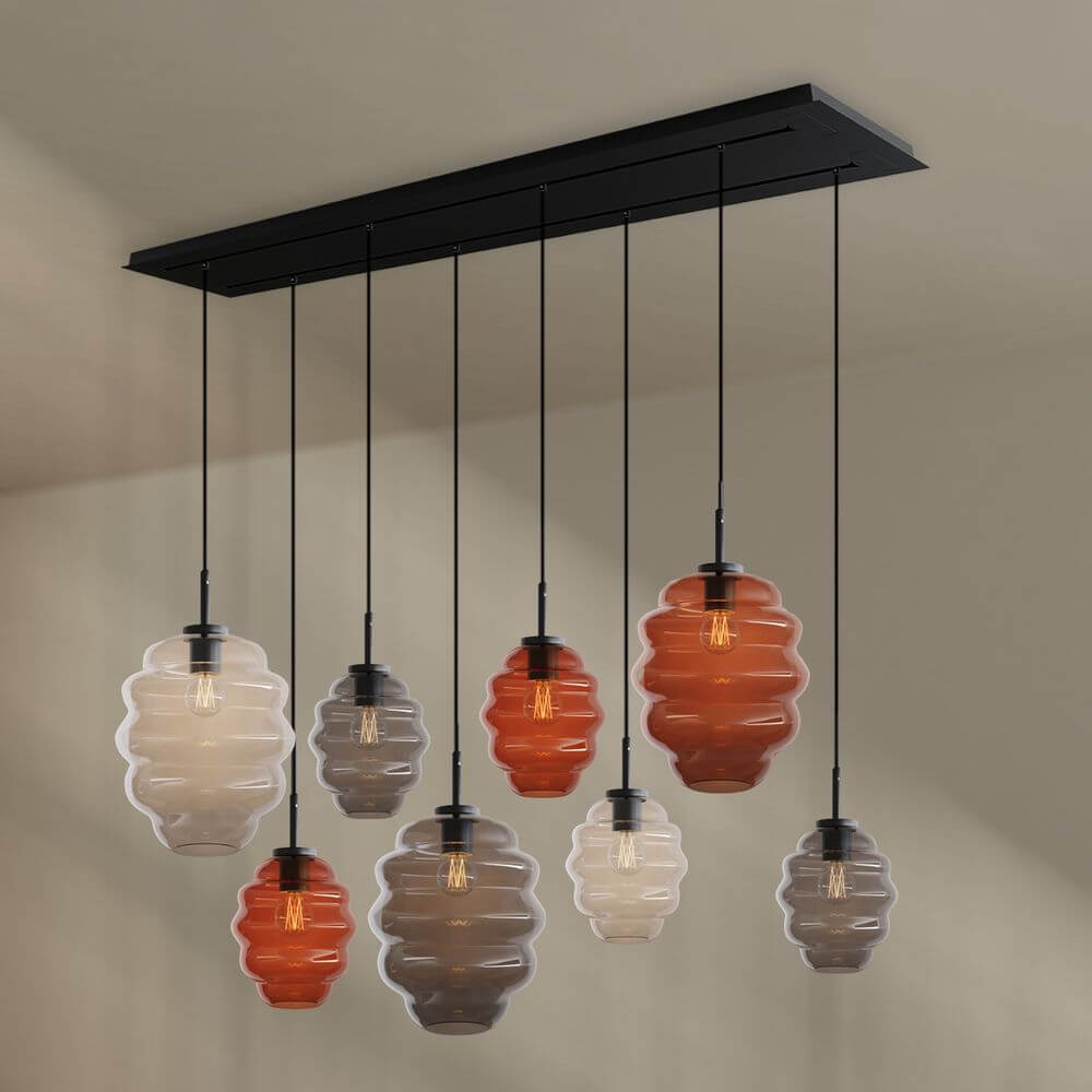 s.luce Echos 8-flammige Esstischleuchte mit bunten mundgeblasenen Glaskörpern in modernem Design.