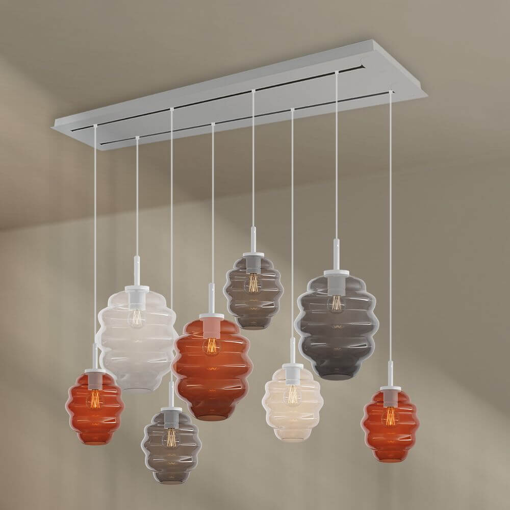 s.luce Echos Esstischleuchte mit 8 mundgeblasenen Glaskörpern in Braun und Weiß, modernes Design für stilvolle Beleuchtung.