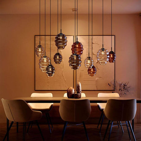 s.luce Echos spisebordslampe 8-flammig 160 cm 2-radet Ø 18/25 cm over et moderne spisebord.