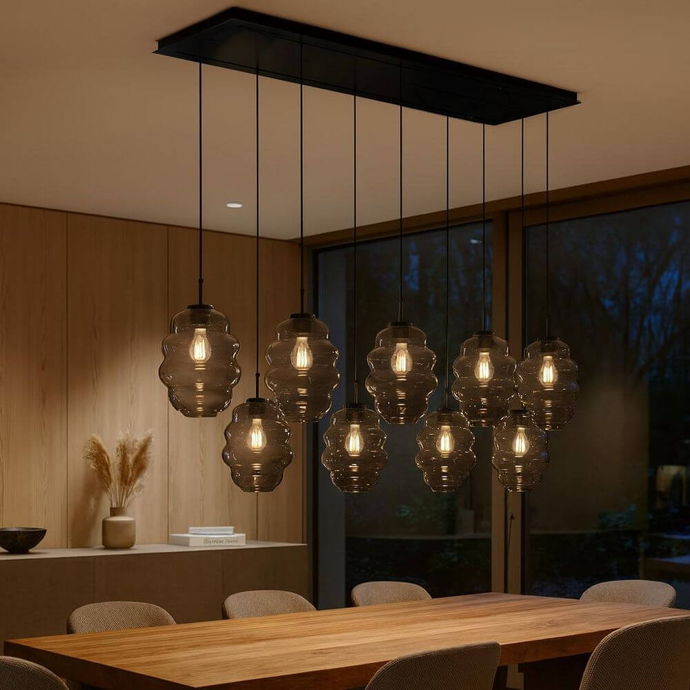 s.luce Echos Esstischleuchte mit 8 mundgeblasenen Glaskörpern, elegantes Design für große Tische.