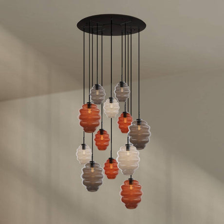 s.luce Echos Galerieleuchte mit 12 mundgeblasenen Glaskörpern in Braun, Rauch und Klar als elegante Pendelleuchte.