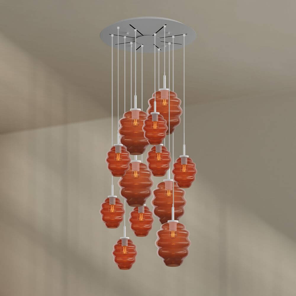 s.luce Echos 12-flammige Pendelleuchte mit mundgeblasenen Glaskörpern in Braun und Klarglas.