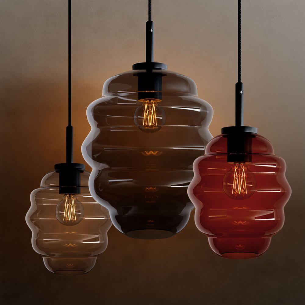 s.luce Echos Pendelleuchte mit drei mundgeblasenen Glaskörpern in Braun und Rauchfarbe, 12-flammig, stilvoll und elegant.