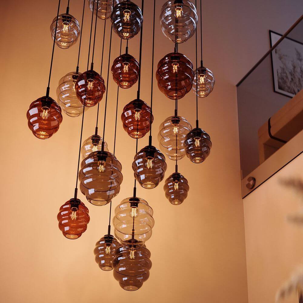 s.luce Echos Galerieleuchte mit 12-flammigen, mundgeblasenen Glaskörpern in Braun, Rauch und Klar.