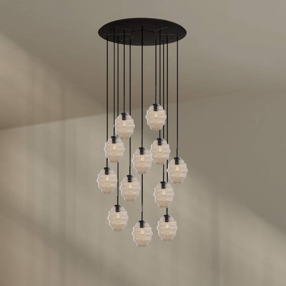 s.luce Echos Galerieleuchte 12-flammig mit mundgeblasenen Glaskörpern in eleganter Anordnung, Ø 80 cm.