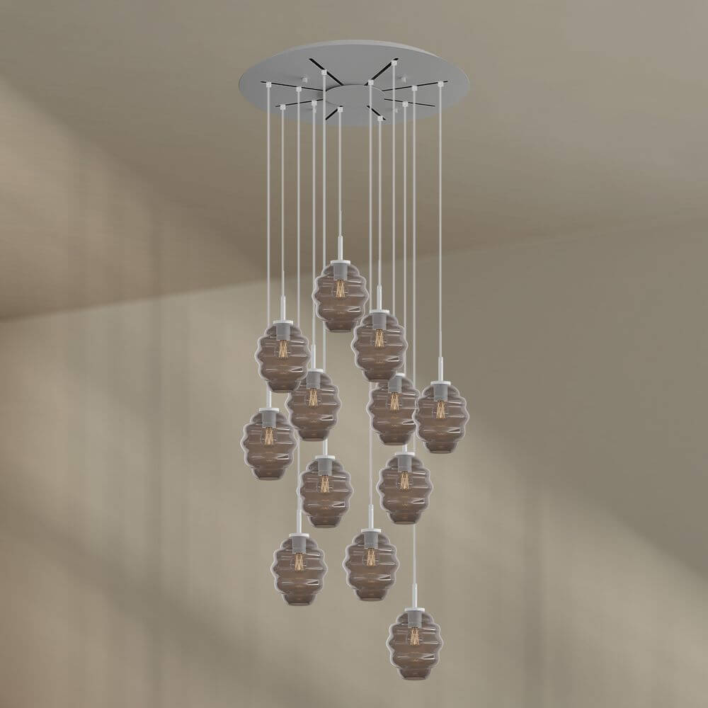 s.luce Echos 12-flammige Pendelleuchte mit mundgeblasenen Glaskörpern in Braun und Klar, Ø 80cm.