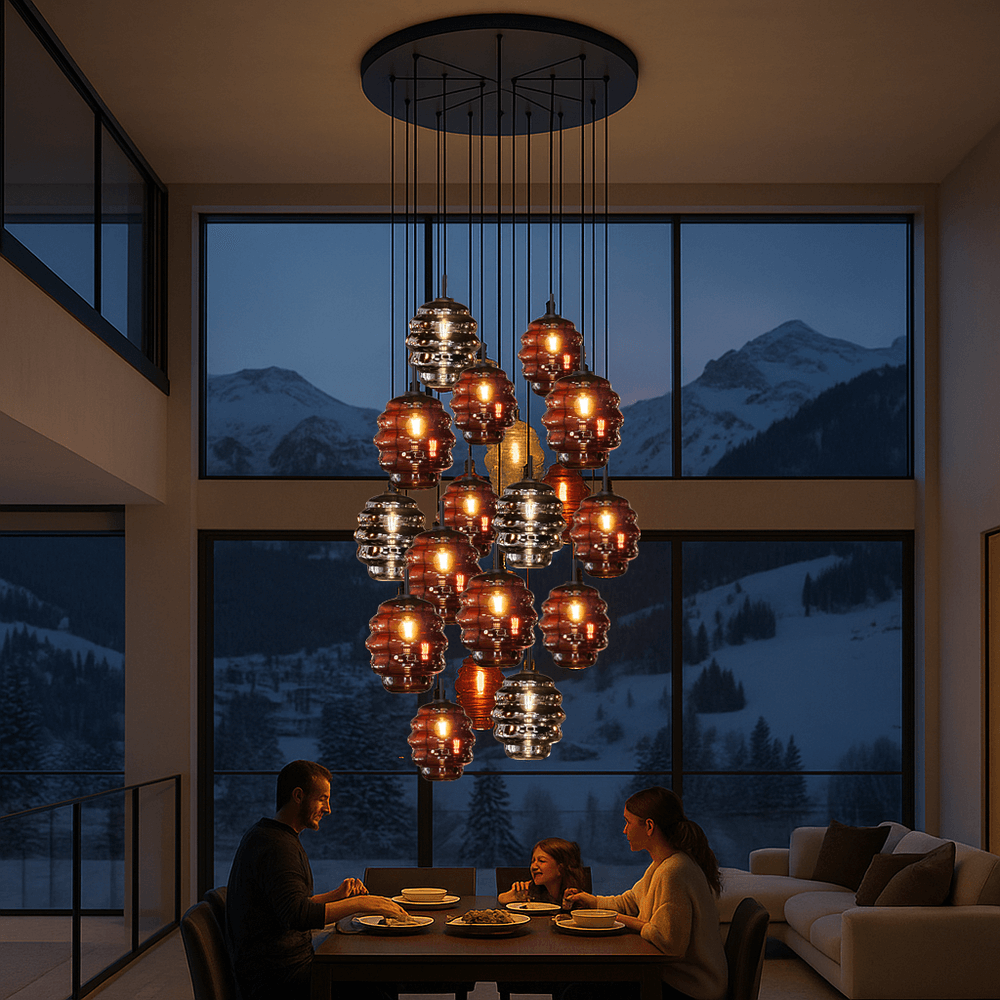 s.luce Echos 20-flammige Galerieleuchte in stilvollem Essbereich mit Alpenblick bei Nacht.