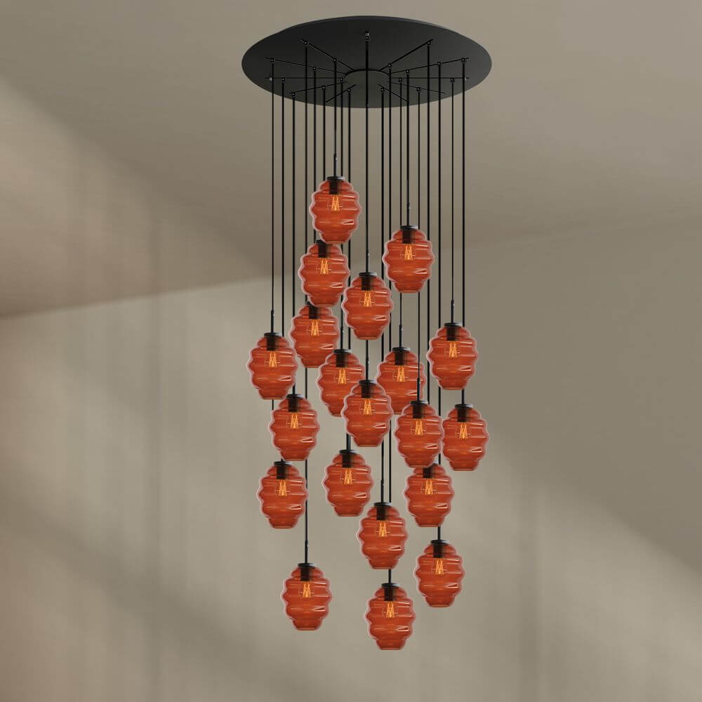 s.luce Echos Galerieleuchte 20-flammig mit roten Glaskörpern und schwarzem Baldachin, ideal für große Räume.