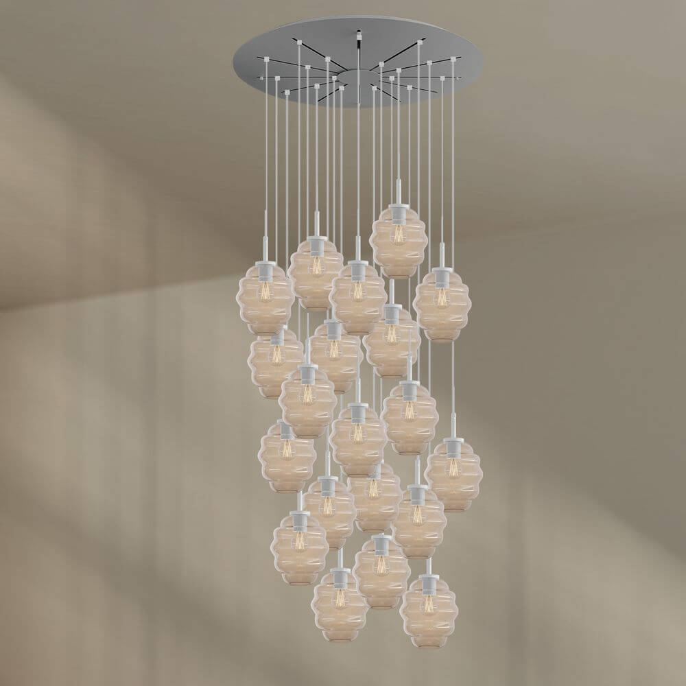 s.luce Echos Galerieleuchte mit 20 Pendeln und 120 cm Baldachin für beeindruckende Lichtgestaltung in hohen Räumen.