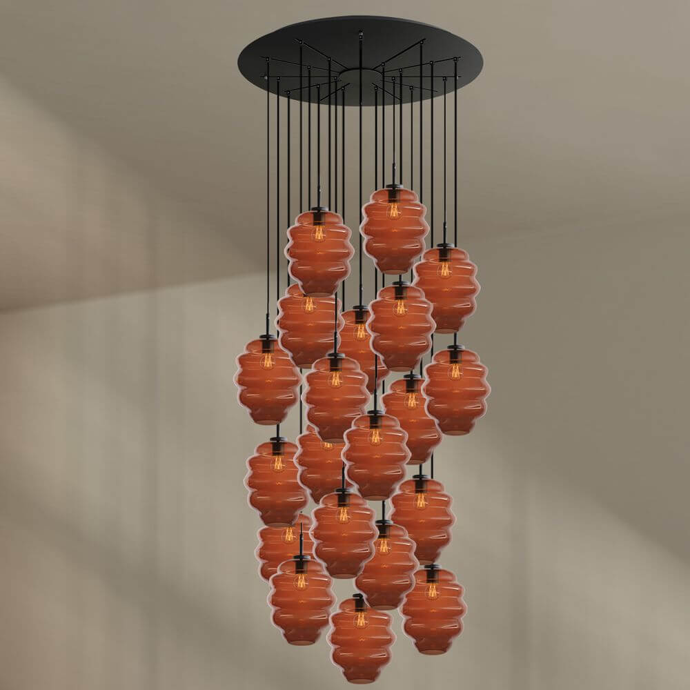 s.luce Echos Galerieleuchte 20-flammig mit fruchtig-orangen Glaskörpern und schwarzem Baldachin.