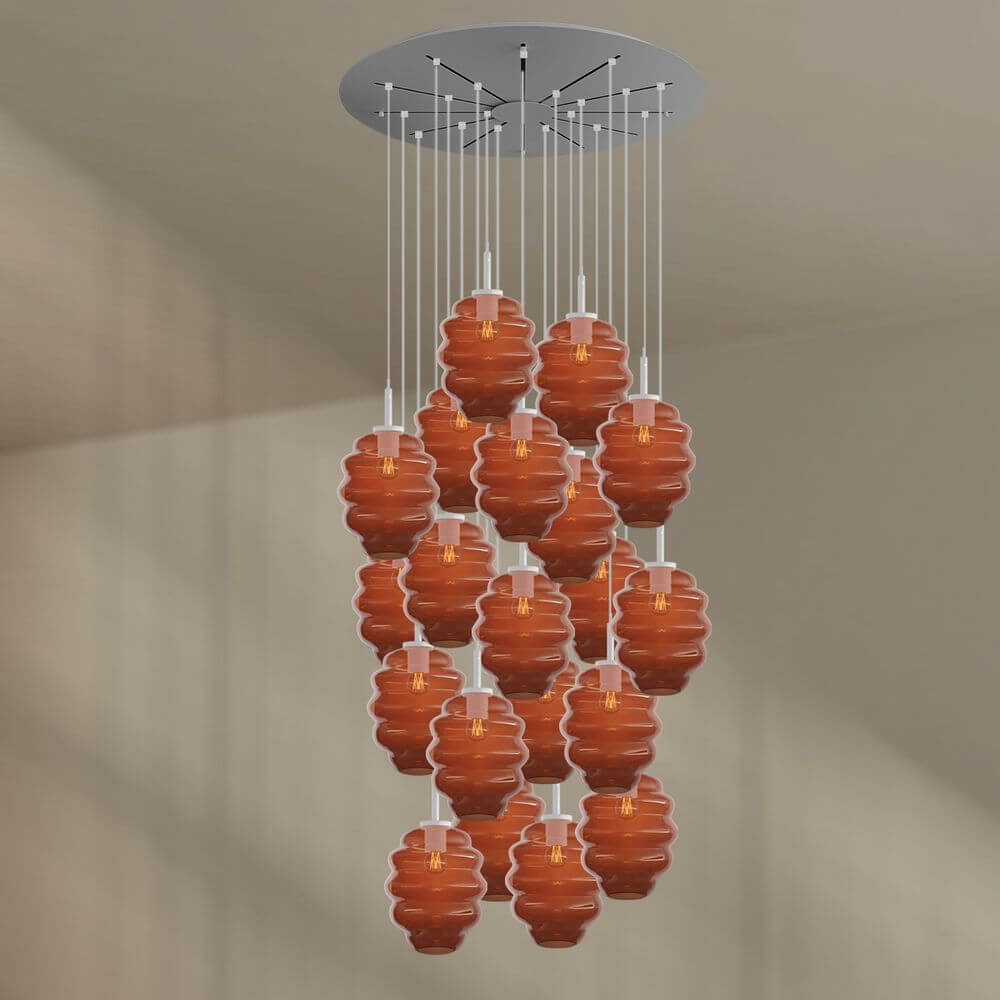 s.luce Echos Galerieleuchte mit 20 mundgeblasenen Gläsern in Orange, Ø 120 cm Baldachin, stylisches Lichtobjekt für große Räume.