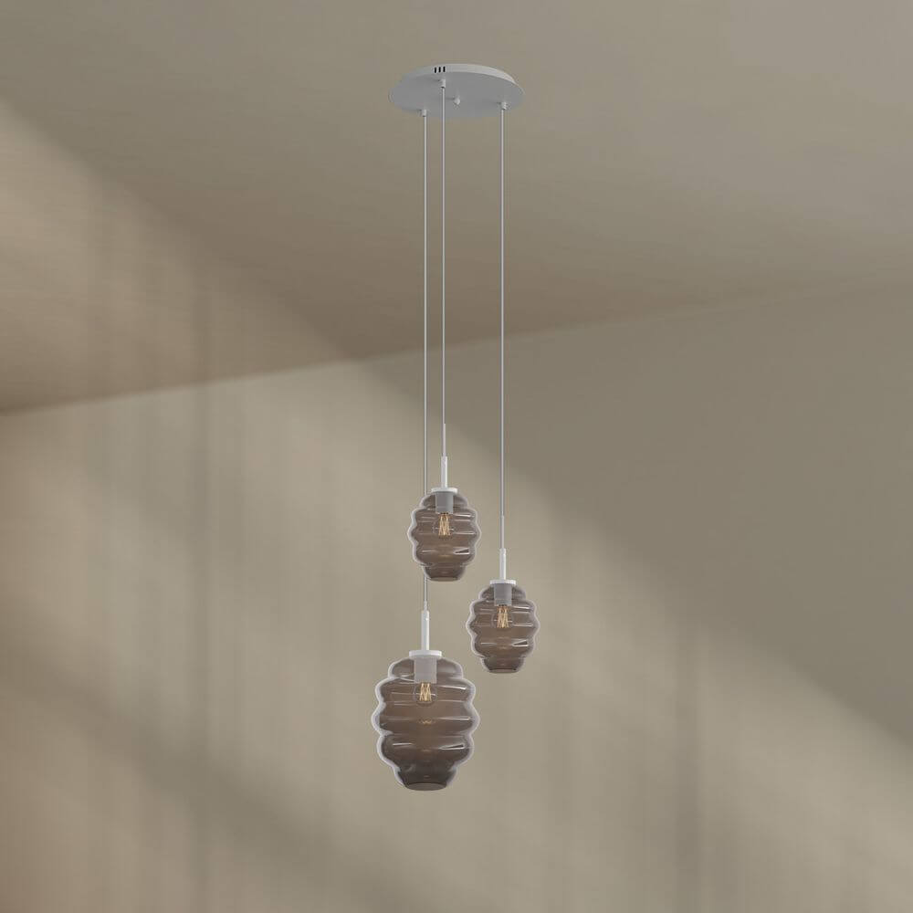 s.luce Echos 3-flammige Galerieleuchte mit asymmetrischen Glaskörpern in einer modernen Wohnumgebung.